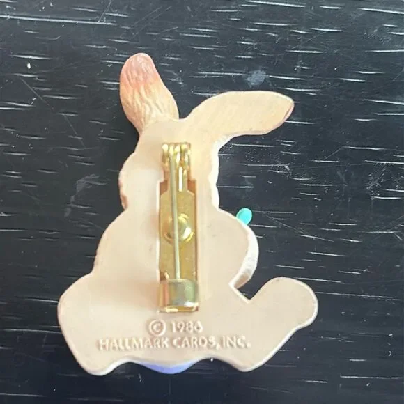 Vintage 1986 Hallmark Bunny painting egg Pin Brooch - Picture 3 of 4